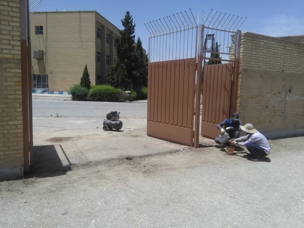 رنگ آمیزی و بازسازی دربهای ورودی شمالی و غربی مرکز