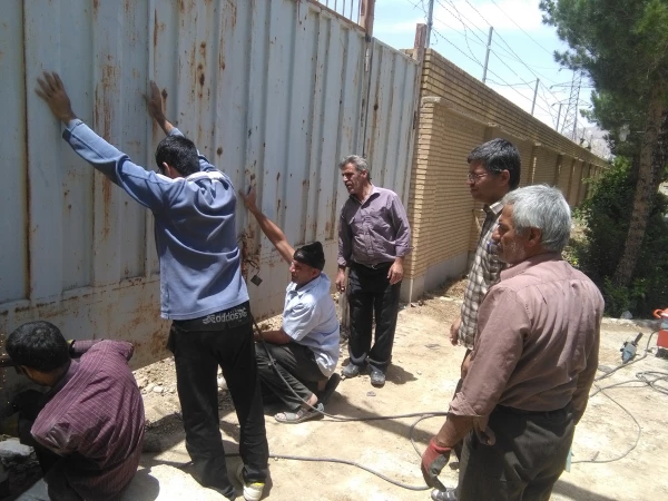 رنگ آمیزی و بازسازی دربهای ورودی شمالی و غربی مرکز