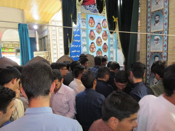 برپایی نماز جماعت ظهر وعصر در مقبره شهید والامقام حججی