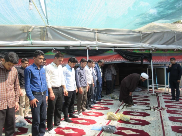 برپایی نماز جماعت ظهر وعصر در مقبره شهید والامقام حججی