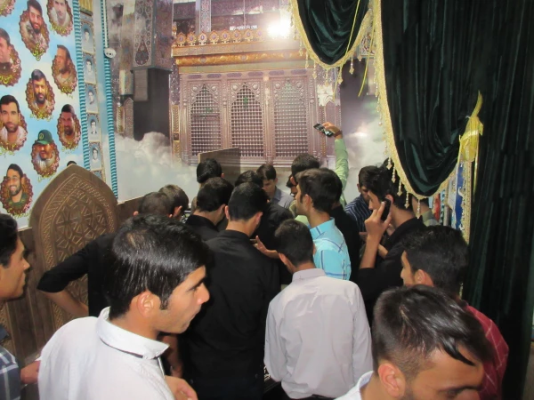 برپایی نماز جماعت ظهر وعصر در مقبره شهید والامقام حججی