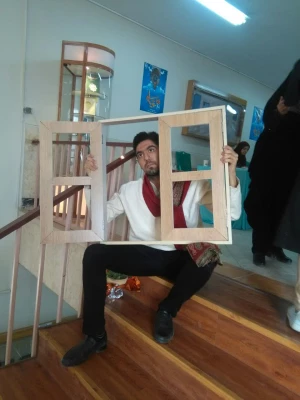 اجرای پرفورمنس توسط دانشجو معلمان شهید ایت نجف آباد دریکصدمین سالگرد تربیت معلم