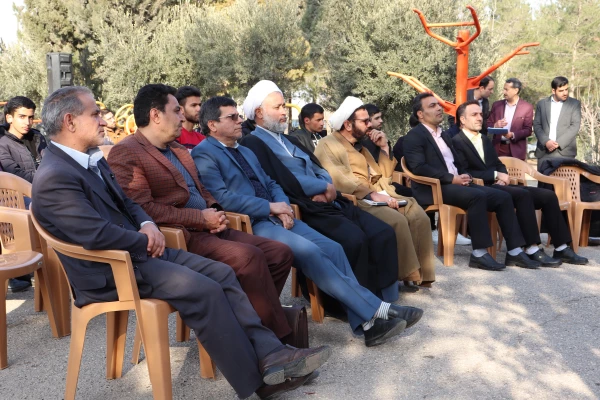 روز درختکاری با محوریت گرامیداشت یاد و نام شهدای مرکز شهید آیت نجف آباد 3