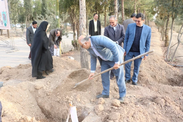 روز درختکاری با محوریت گرامیداشت یاد و نام شهدای مرکز شهید آیت نجف آباد 13