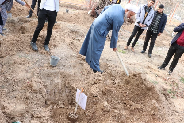 روز درختکاری با محوریت گرامیداشت یاد و نام شهدای مرکز شهید آیت نجف آباد 14