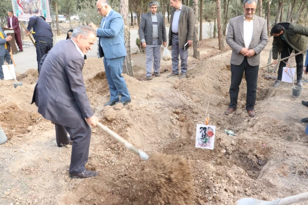 روز درختکاری با محوریت گرامیداشت یاد و نام شهدای مرکز شهید آیت نجف آباد 16