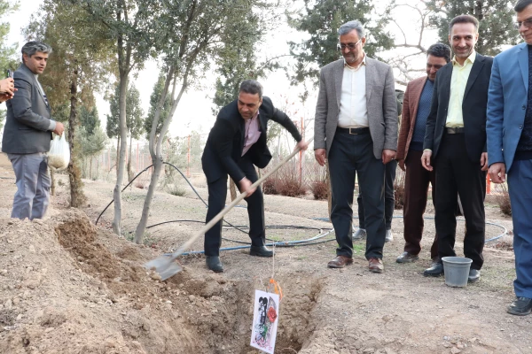 روز درختکاری با محوریت گرامیداشت یاد و نام شهدای مرکز شهید آیت نجف آباد 17