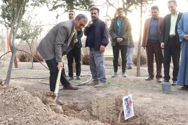 روز درختکاری با محوریت گرامیداشت یاد و نام شهدای مرکز شهید آیت نجف آباد 18