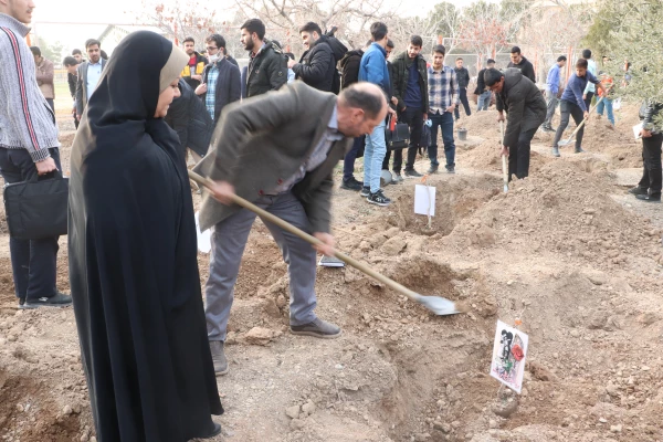 روز درختکاری با محوریت گرامیداشت یاد و نام شهدای مرکز شهید آیت نجف آباد 19