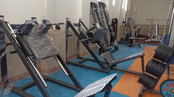 بازسازی باشگاه بدنسازی مرکز شهید ایت نجف آباد با پشتکار اقای ایرجی کارشناس مسئول امور ورزشی و آقای محسن محسنی دبیر انجمن ورزش خوابگاهی  4