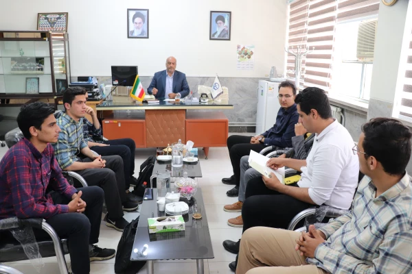 تقدیر از فعالین در عرصه ی کتابخانه و مجهز کردن کتابخانه  2