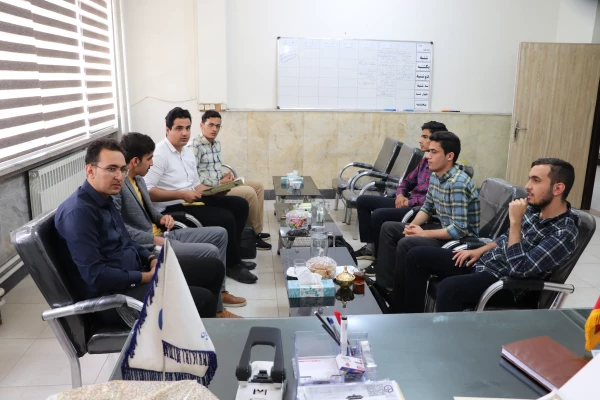 تقدیر از فعالین در عرصه ی کتابخانه و مجهز کردن کتابخانه  4