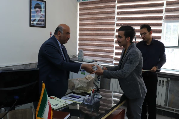 تقدیر از فعالین در عرصه ی کتابخانه و مجهز کردن کتابخانه  5