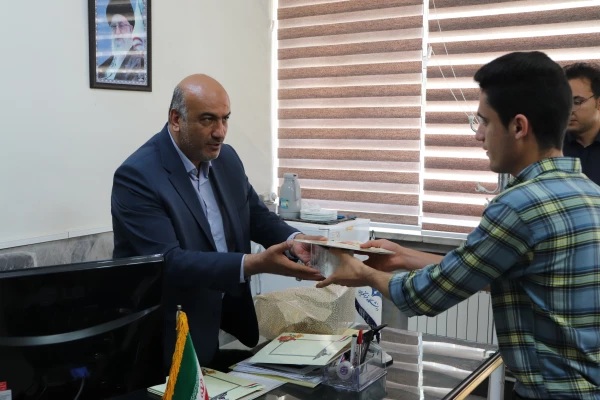 تقدیر از فعالین در عرصه ی کتابخانه و مجهز کردن کتابخانه  6