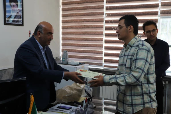 تقدیر از فعالین در عرصه ی کتابخانه و مجهز کردن کتابخانه  7