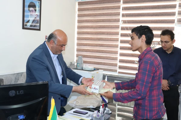 تقدیر از فعالین در عرصه ی کتابخانه و مجهز کردن کتابخانه  9