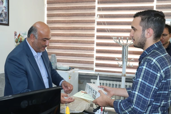 تقدیر از فعالین در عرصه ی کتابخانه و مجهز کردن کتابخانه  10