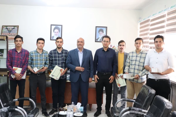 تقدیر از فعالین در عرصه ی کتابخانه و مجهز کردن کتابخانه  12