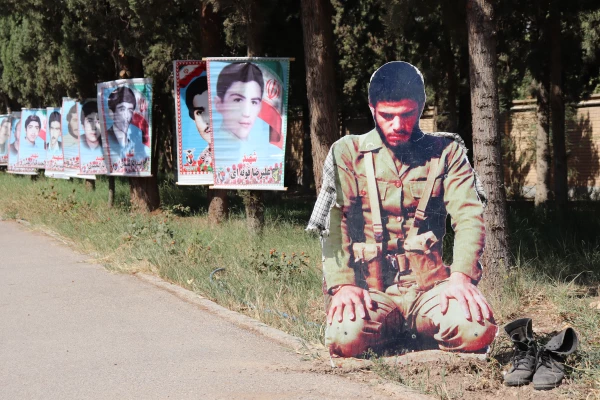 هفته جنگ هفته افتخار است، هفته مقدس است، در حقیقت جشن است، عید است و یک بزرگداشتی [است] از روحیه مردم، ایثار مردم و مقاومت مقدس و دفاع مقدس. (امام خامنه ای) 3