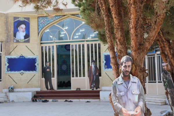 هفته جنگ هفته افتخار است، هفته مقدس است، در حقیقت جشن است، عید است و یک بزرگداشتی [است] از روحیه مردم، ایثار مردم و مقاومت مقدس و دفاع مقدس. (امام خامنه ای) 8