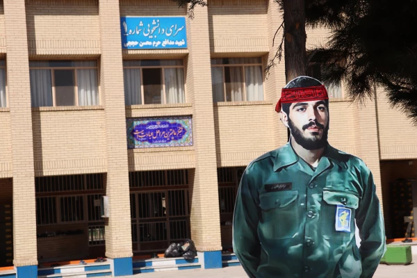 هفته جنگ هفته افتخار است، هفته مقدس است، در حقیقت جشن است، عید است و یک بزرگداشتی [است] از روحیه مردم، ایثار مردم و مقاومت مقدس و دفاع مقدس. (امام خامنه ای) 9