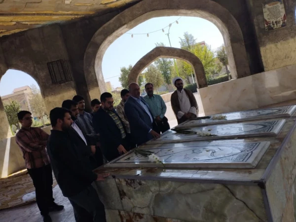 مزار شهیدان گمنام عطر افشانی به مناسبت فرا رسیدن هفته دفاع مقدس  4