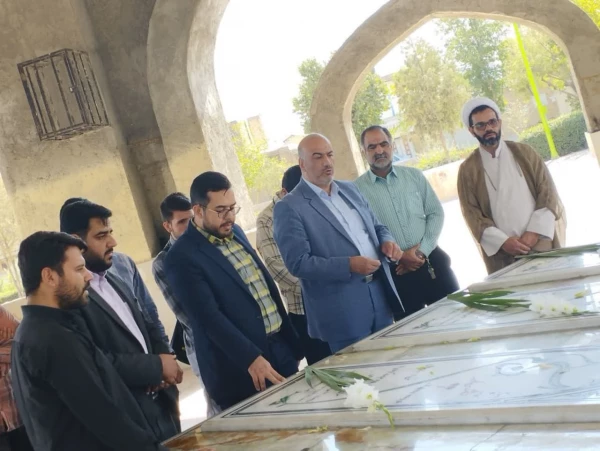 مزار شهیدان گمنام عطر افشانی به مناسبت فرا رسیدن هفته دفاع مقدس  5