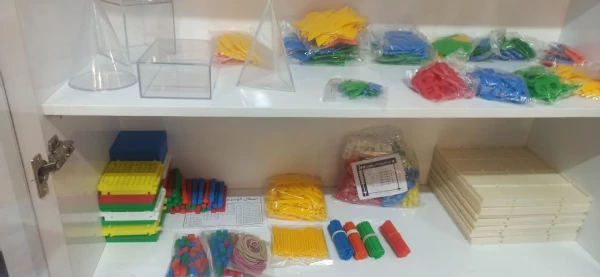 تجهیز سازی اتاق ازمایشگاه و ریاضی و علوم تجربی  4