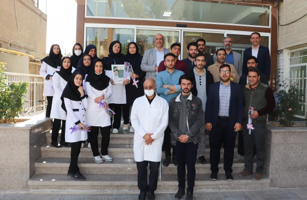 تقدیر از مبارزان جبهه سلامت توسط کادر دانشگاه فرهنگیان مرکز شهید آیت نجف آباد به مناسبت روز پرستار 2