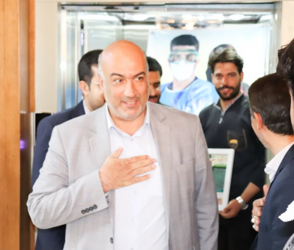 تقدیر از مبارزان جبهه سلامت توسط کادر دانشگاه فرهنگیان مرکز شهید آیت نجف آباد به مناسبت روز پرستار 3