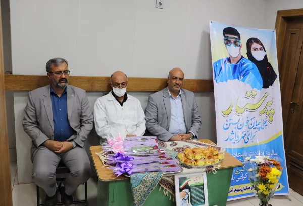 تقدیر از مبارزان جبهه سلامت توسط کادر دانشگاه فرهنگیان مرکز شهید آیت نجف آباد به مناسبت روز پرستار 5