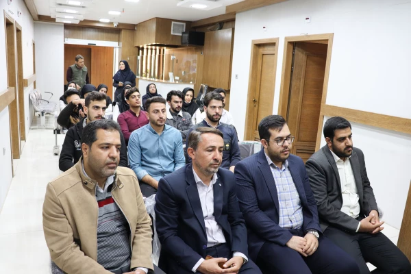 تقدیر از مبارزان جبهه سلامت توسط کادر دانشگاه فرهنگیان مرکز شهید آیت نجف آباد به مناسبت روز پرستار 6