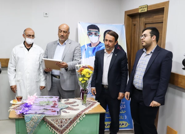 تقدیر از مبارزان جبهه سلامت توسط کادر دانشگاه فرهنگیان مرکز شهید آیت نجف آباد به مناسبت روز پرستار 7