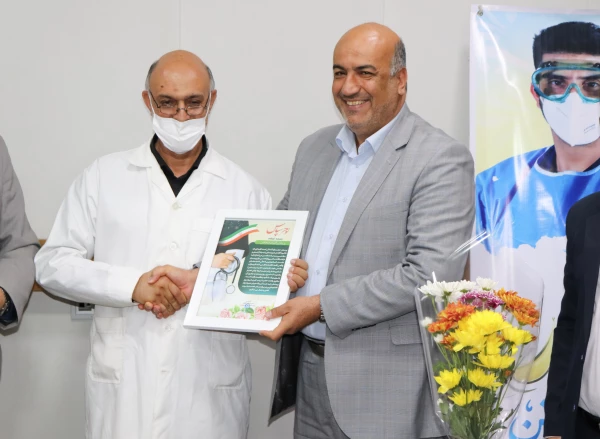 تقدیر از مبارزان جبهه سلامت توسط کادر دانشگاه فرهنگیان مرکز شهید آیت نجف آباد به مناسبت روز پرستار 8