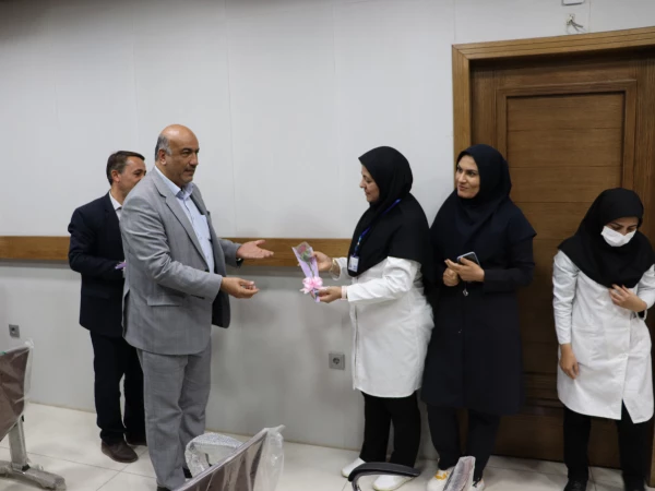 تقدیر از مبارزان جبهه سلامت توسط کادر دانشگاه فرهنگیان مرکز شهید آیت نجف آباد به مناسبت روز پرستار 9