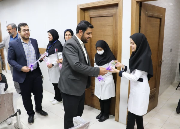 تقدیر از مبارزان جبهه سلامت توسط کادر دانشگاه فرهنگیان مرکز شهید آیت نجف آباد به مناسبت روز پرستار 10
