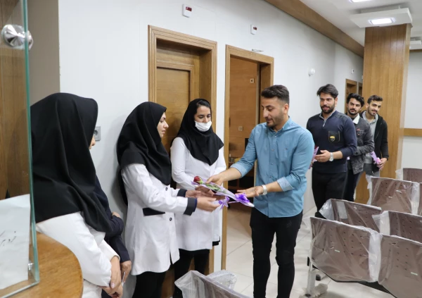 تقدیر از مبارزان جبهه سلامت توسط کادر دانشگاه فرهنگیان مرکز شهید آیت نجف آباد به مناسبت روز پرستار 11