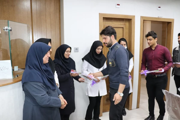 تقدیر از مبارزان جبهه سلامت توسط کادر دانشگاه فرهنگیان مرکز شهید آیت نجف آباد به مناسبت روز پرستار 12