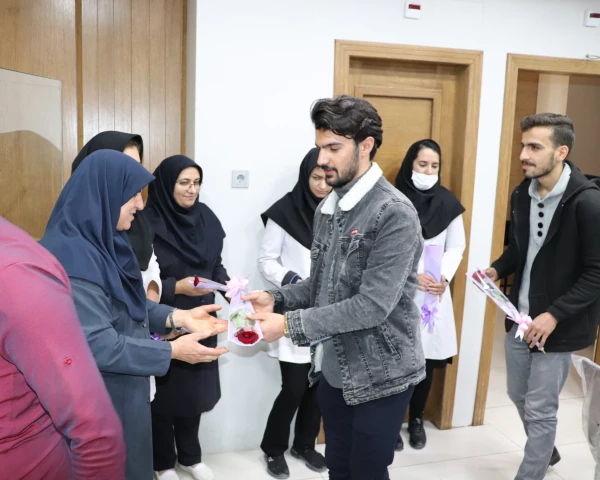 تقدیر از مبارزان جبهه سلامت توسط کادر دانشگاه فرهنگیان مرکز شهید آیت نجف آباد به مناسبت روز پرستار 13