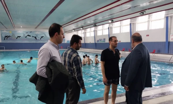 بازدید مسئولین مرکز از کلاس آموزش شنا 2