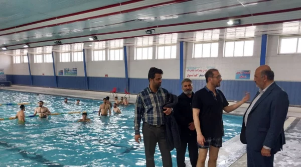 بازدید مسئولین مرکز از کلاس آموزش شنا 3