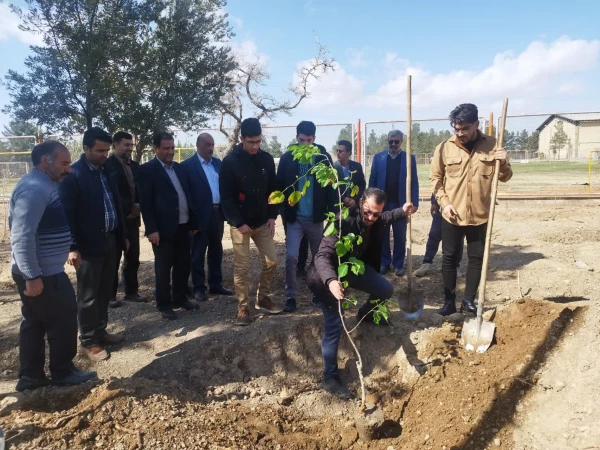 مراسم ویژه روز درختکاری در مرکز شهید دکتر آیت نجف آباد  2