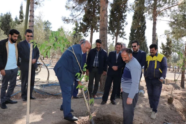 مراسم ویژه روز درختکاری در مرکز شهید دکتر آیت نجف آباد  3