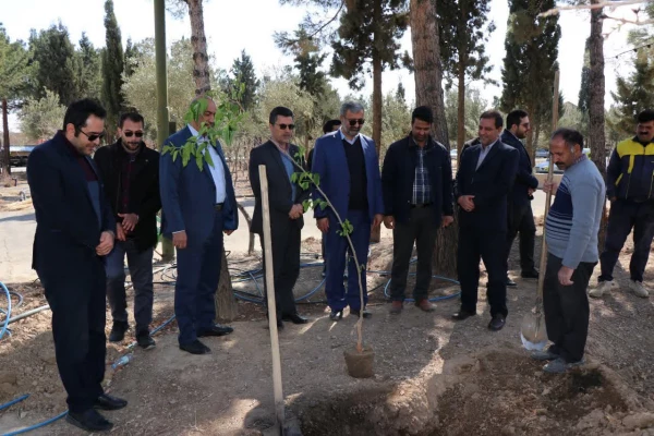 مراسم ویژه روز درختکاری در مرکز شهید دکتر آیت نجف آباد  5