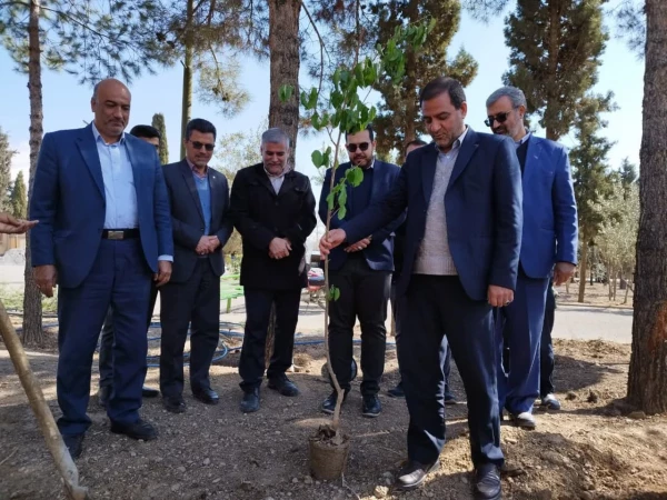 مراسم ویژه روز درختکاری در مرکز شهید دکتر آیت نجف آباد  6