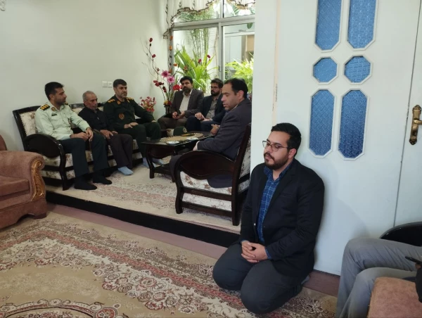 دیدار رئیس و جمعی از مسئولین دانشگاه فرهنگیان شهید آیت نجف آباد با خانواده شهید دریانوش؛ شهید حادثه سقوط بالگرد ریاست جمهوری 3