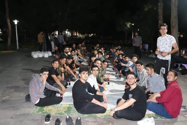 دورهمی شبانه در بوستان لاله نجف آباد  3