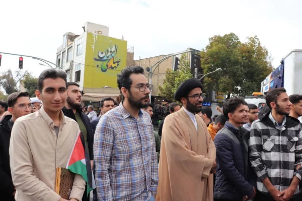 حضور دانشجویان و مسئولین مرکز در راهپیمایی ۱۳ آبان 4