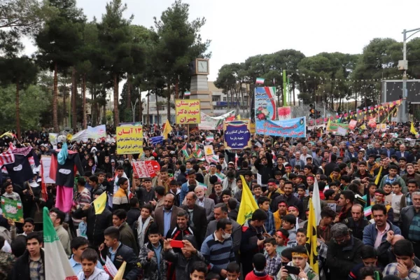 حضور دانشجویان و مسئولین مرکز در راهپیمایی ۱۳ آبان 6