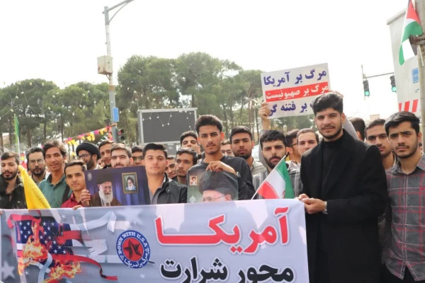 حضور دانشجویان و مسئولین مرکز در راهپیمایی ۱۳ آبان 7